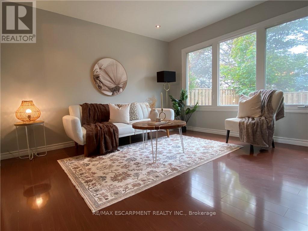 3 1025 Upper Gage Ave, Hamilton, ON L8V 4R5
