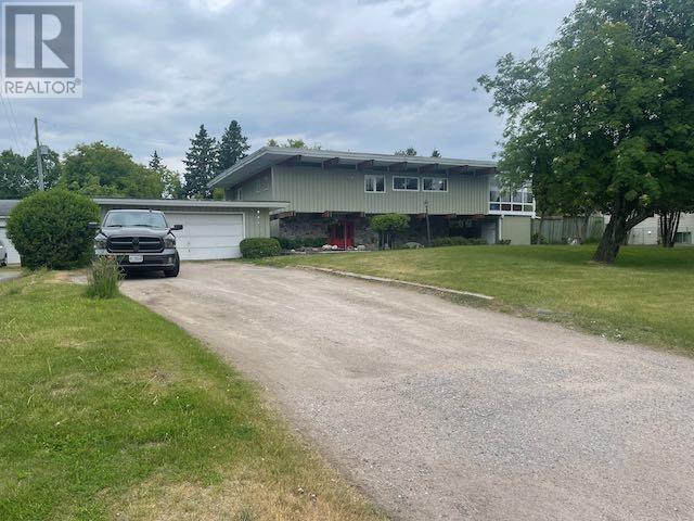 11 Schmidt Cres, Dryden, ON P8N 1R1