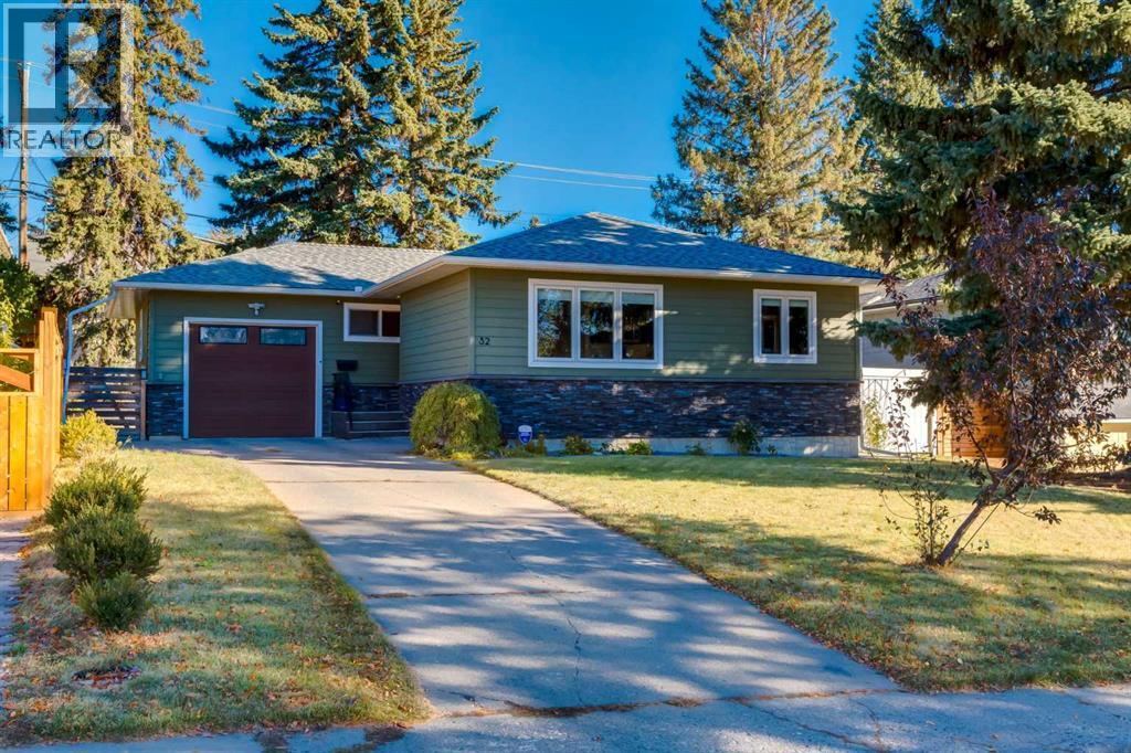 32 Calandar Rd NW, Calgary, AB T2L 0P6