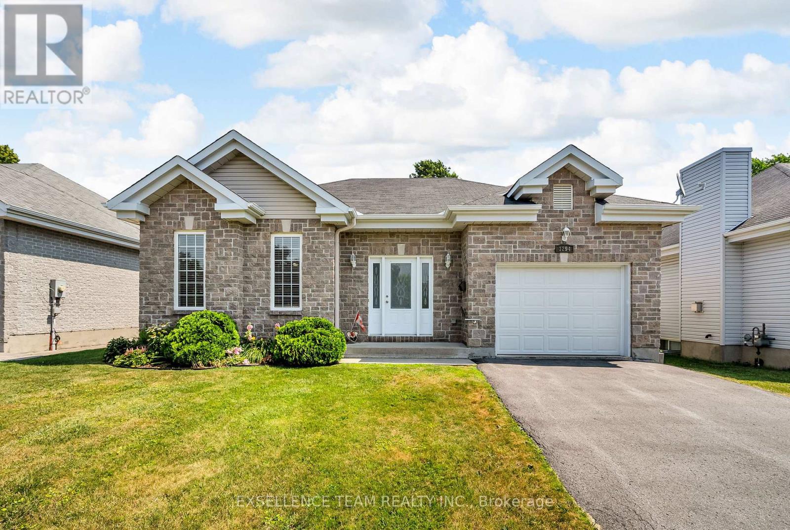 1294 Daprat Ave, Cornwall, ON K6H 6N9
