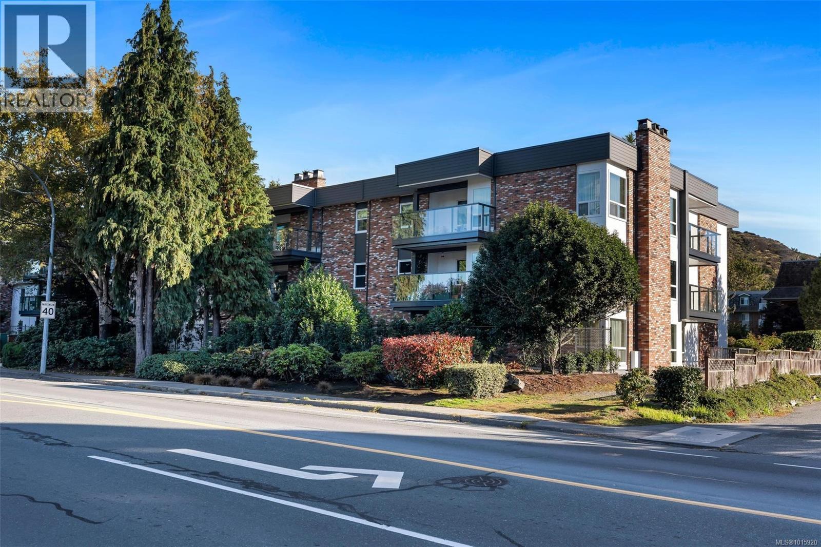 1725 Cedar Hill Cross Rd Unit 206 Rd, Saanich, BC V8P 2P8