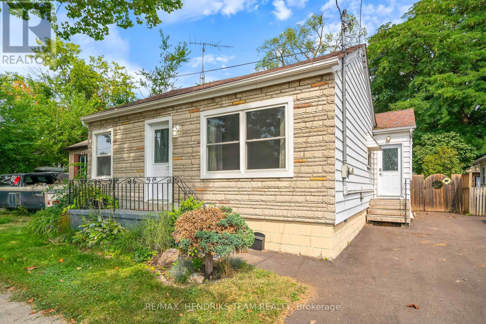 7 Elmwood Ave, St. Catharines, ON L2R 2T5
