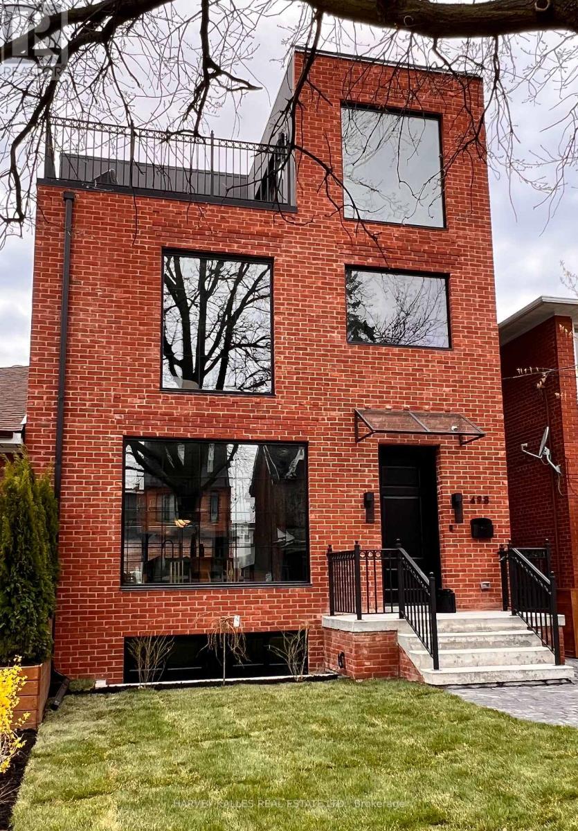 498 Roxton Rd, Toronto, ON M6G 3R4