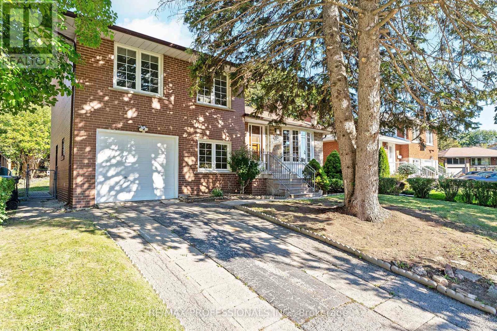 12 Drury Ln, Toronto, ON M9P 1P7
