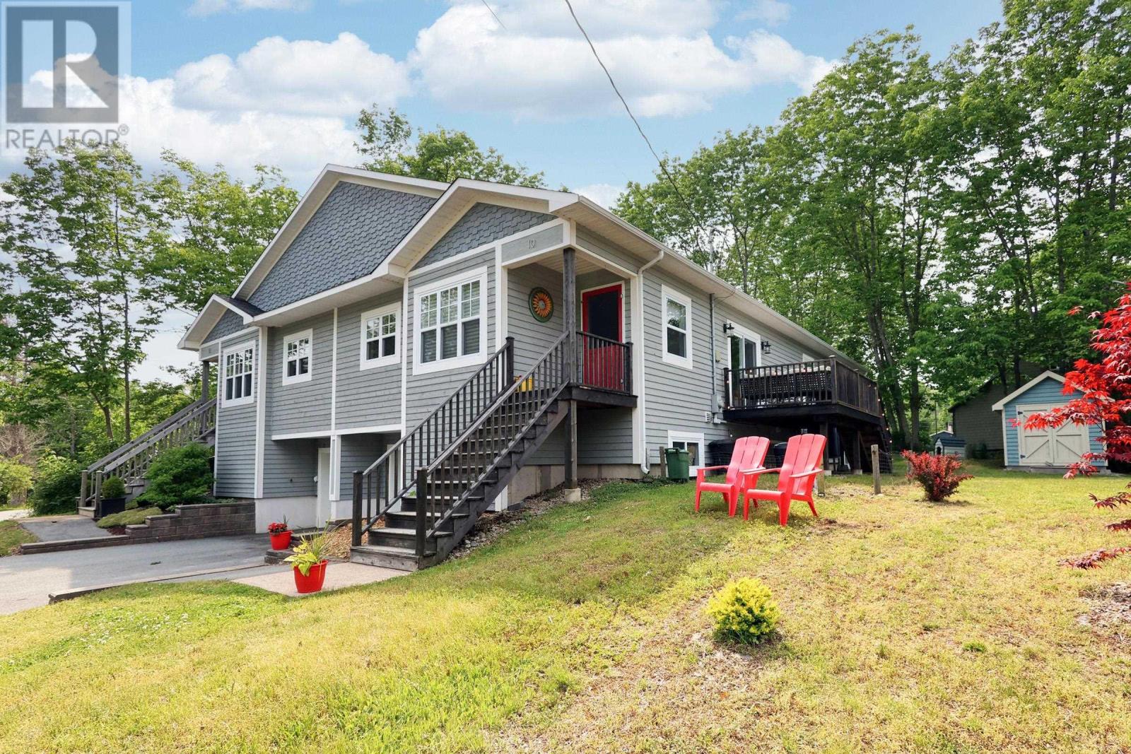 10 Spur St, Mahone Bay, NS B0J 2E0
