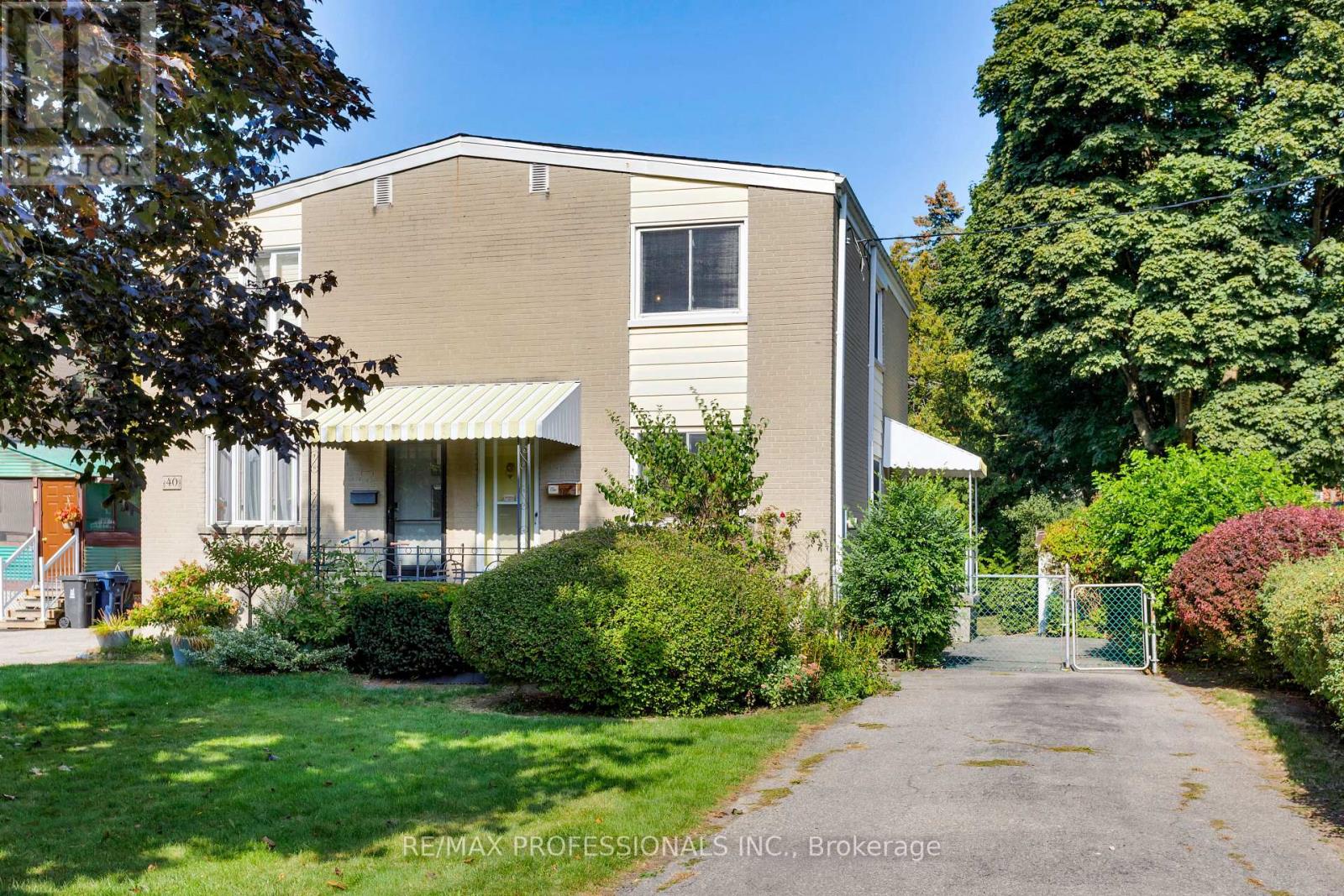 38 Van Stassen Blvd, Toronto, ON M6S 2N5