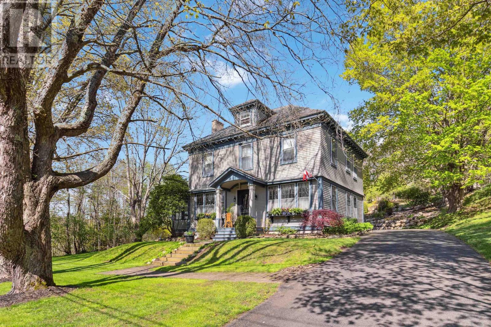 811 Lahave St, Bridgewater, NS B4V 2V2
