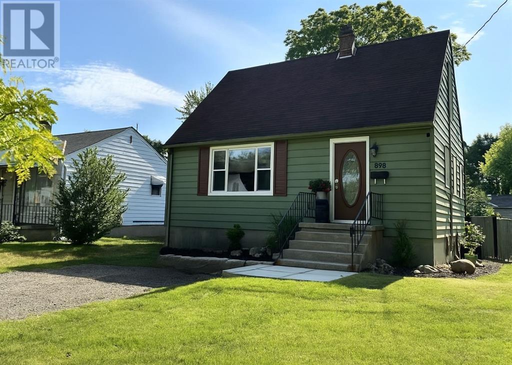 898 Woodland Ave, Sarnia, ON N7V 3W6