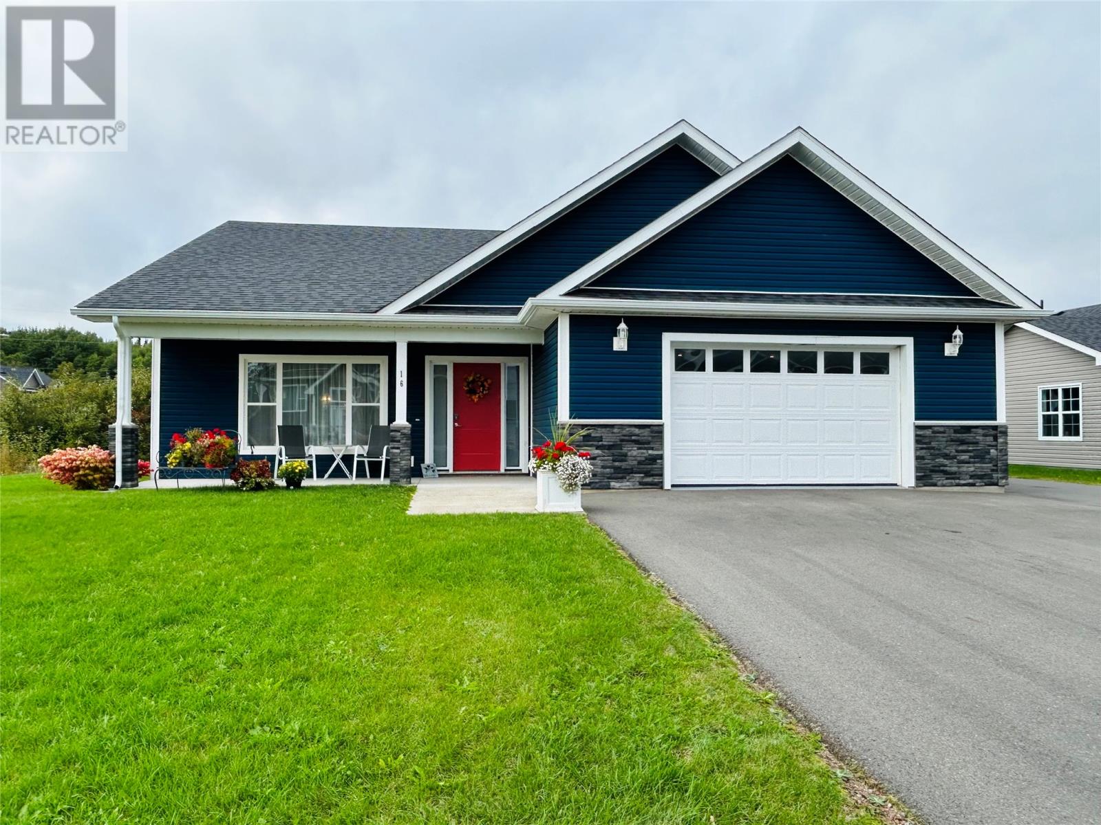 16 Kings Rd, Bishop's Falls, NL A0H 1C0