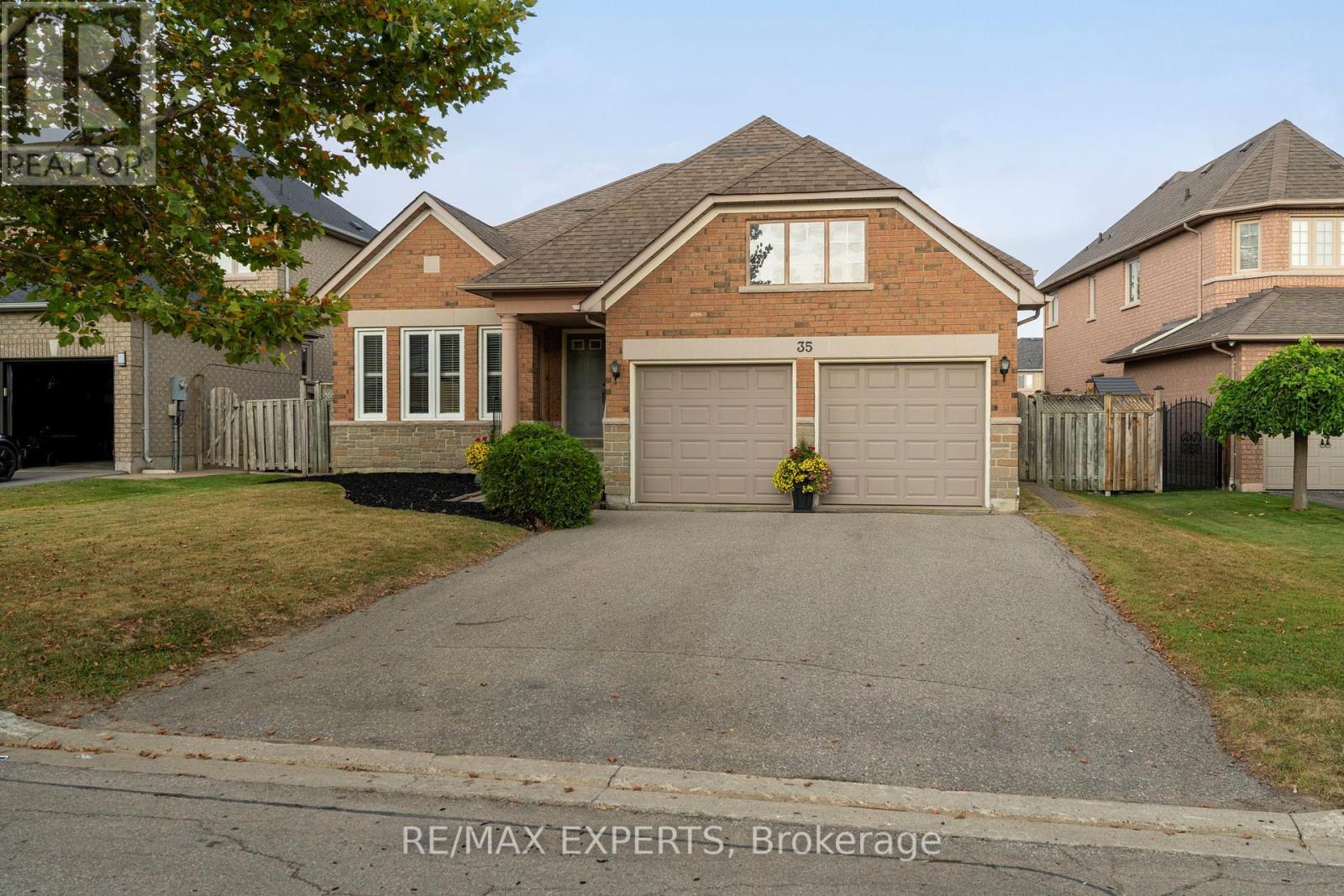 35 Falkirk Cres, Vaughan, ON L6A 2E3