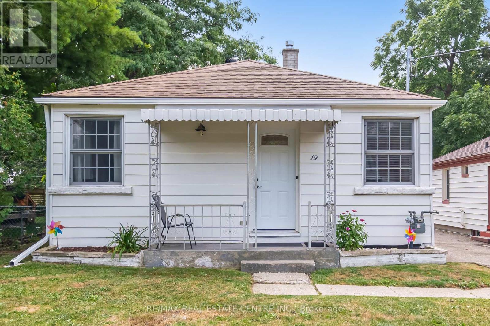 19 Seneca Dr, Kitchener, ON N2M 3H1