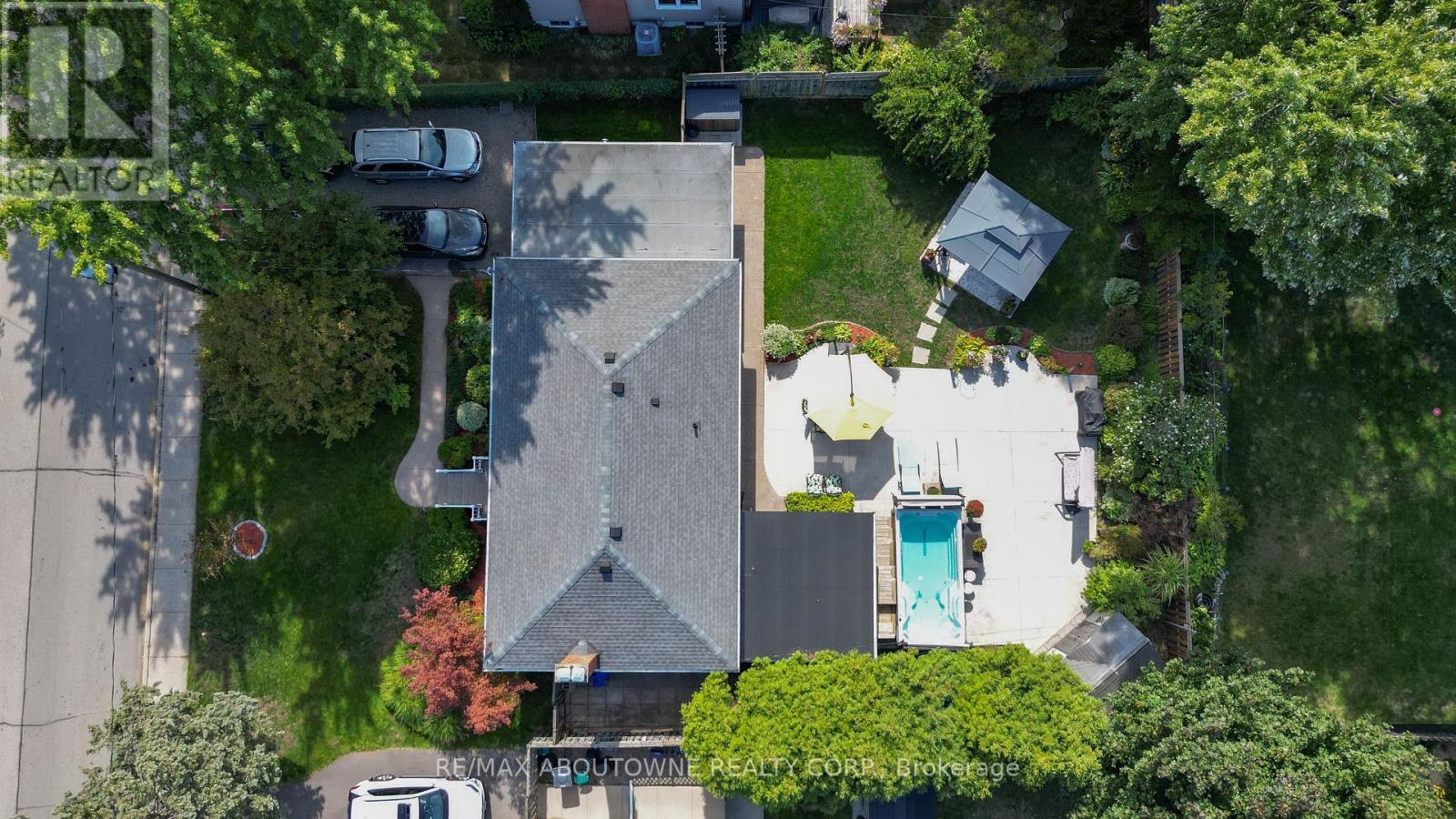 2105 Maplewood Dr, Burlington, ON L7R 2C6