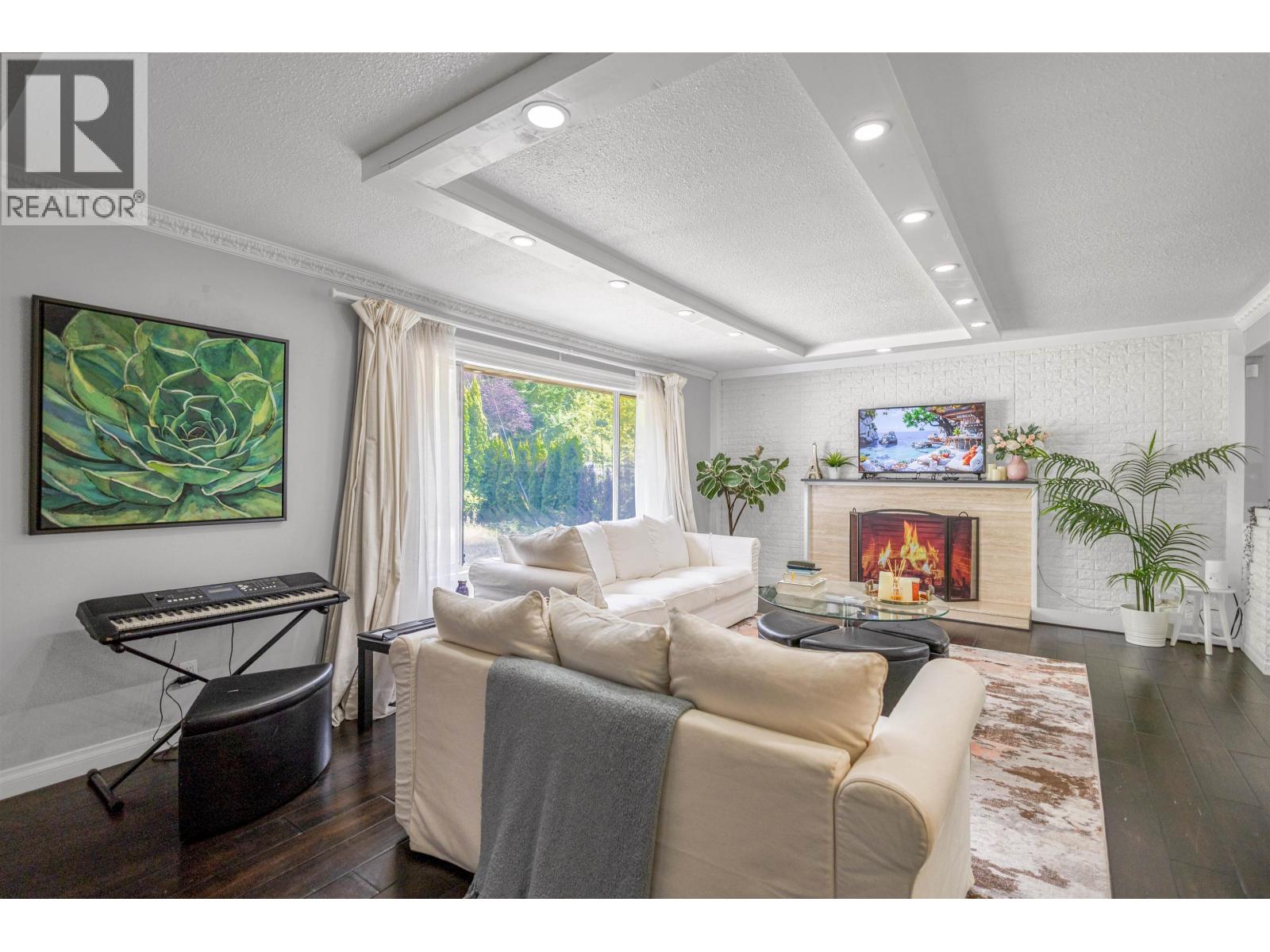 4380 Woodcrest Rd, West Vancouver, BC V7S 2W1