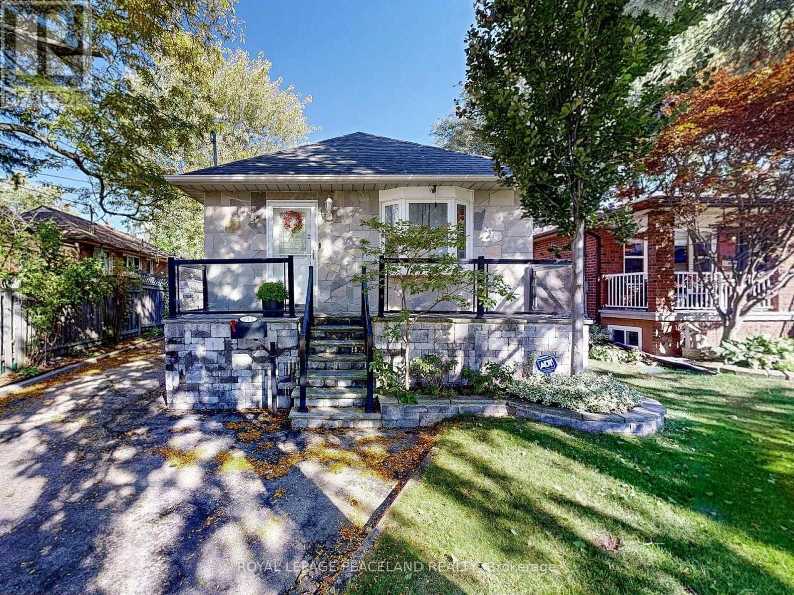 139 Scarboro Cres, Toronto, ON M1M 2J5