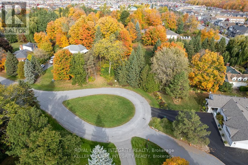 16 Howard Court, Ottawa, ON K2J 3Z8