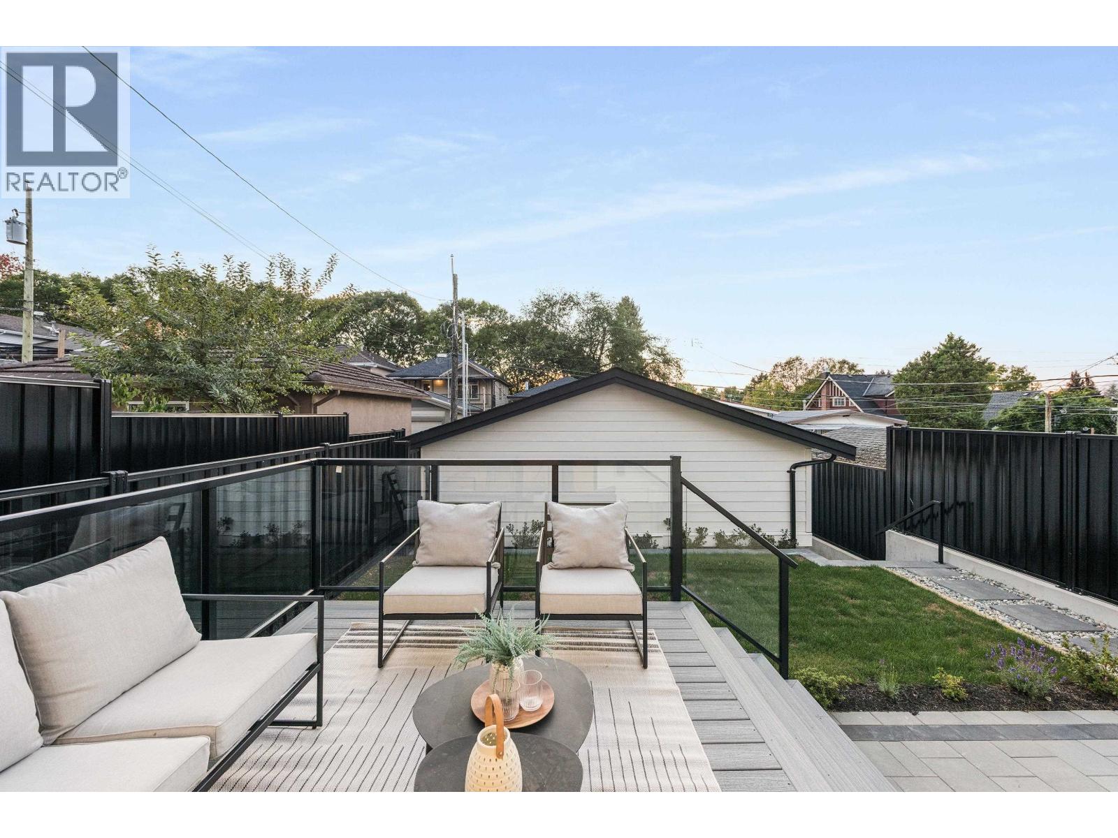 4855 Dumfries Street Unit 2, Vancouver, BC V5N 3T8