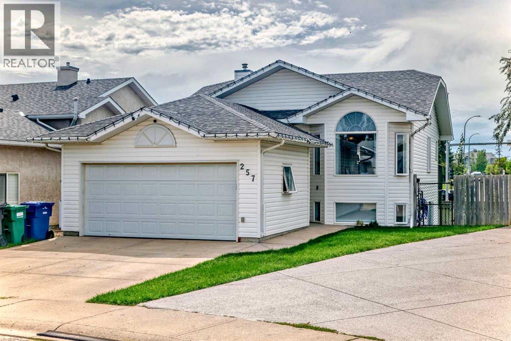 257 Heritage Cres W, Lethbridge, AB T1J 7E4