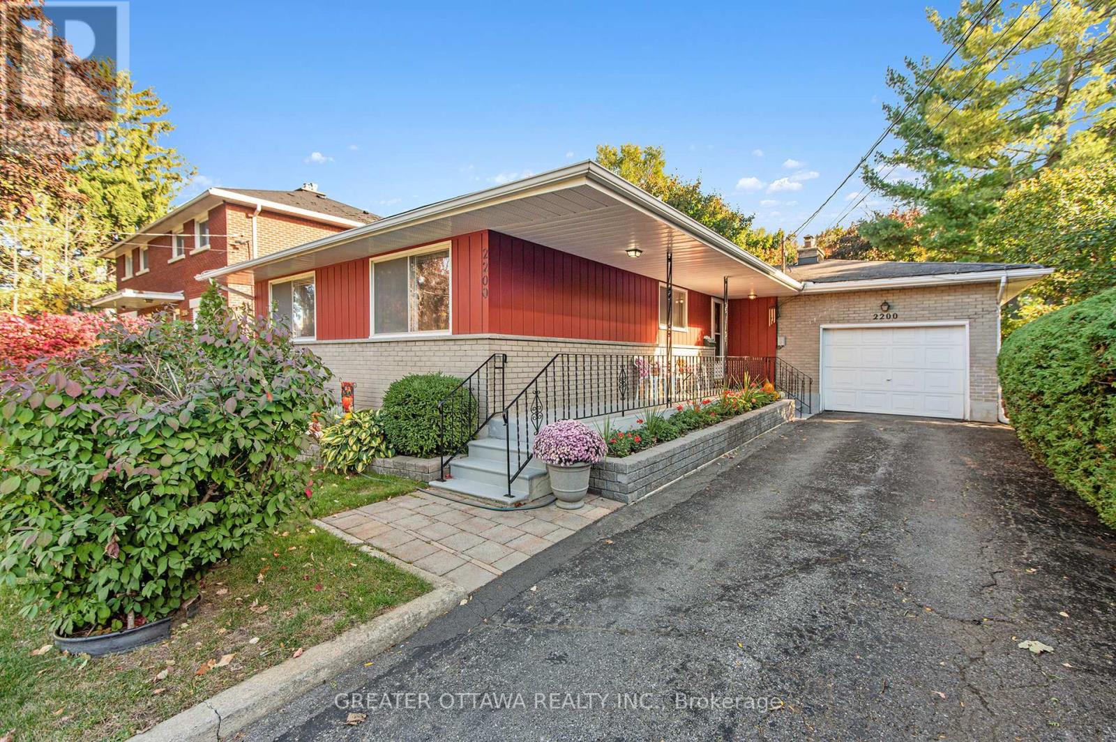 2200 Flower Ave, Ottawa, ON K2B 7A8