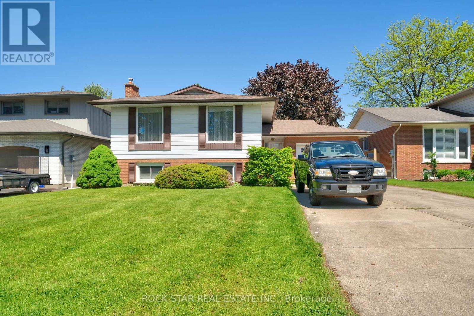 13 Meadowbrook Cres, St. Catharines, ON L2M 7G8