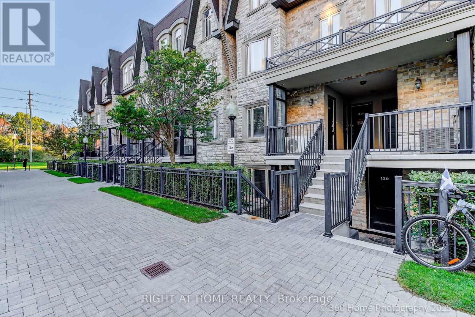 256 318 John St, Markham, ON L3T 0B1