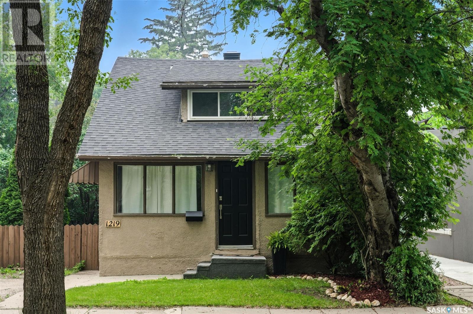 1219 B Ave N, Saskatoon, SK S7L 1G4