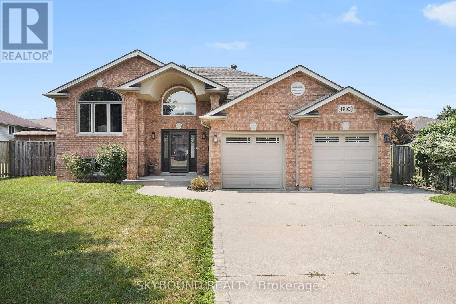 1910 Michigan Ave, Lasalle, ON N9J 3S5