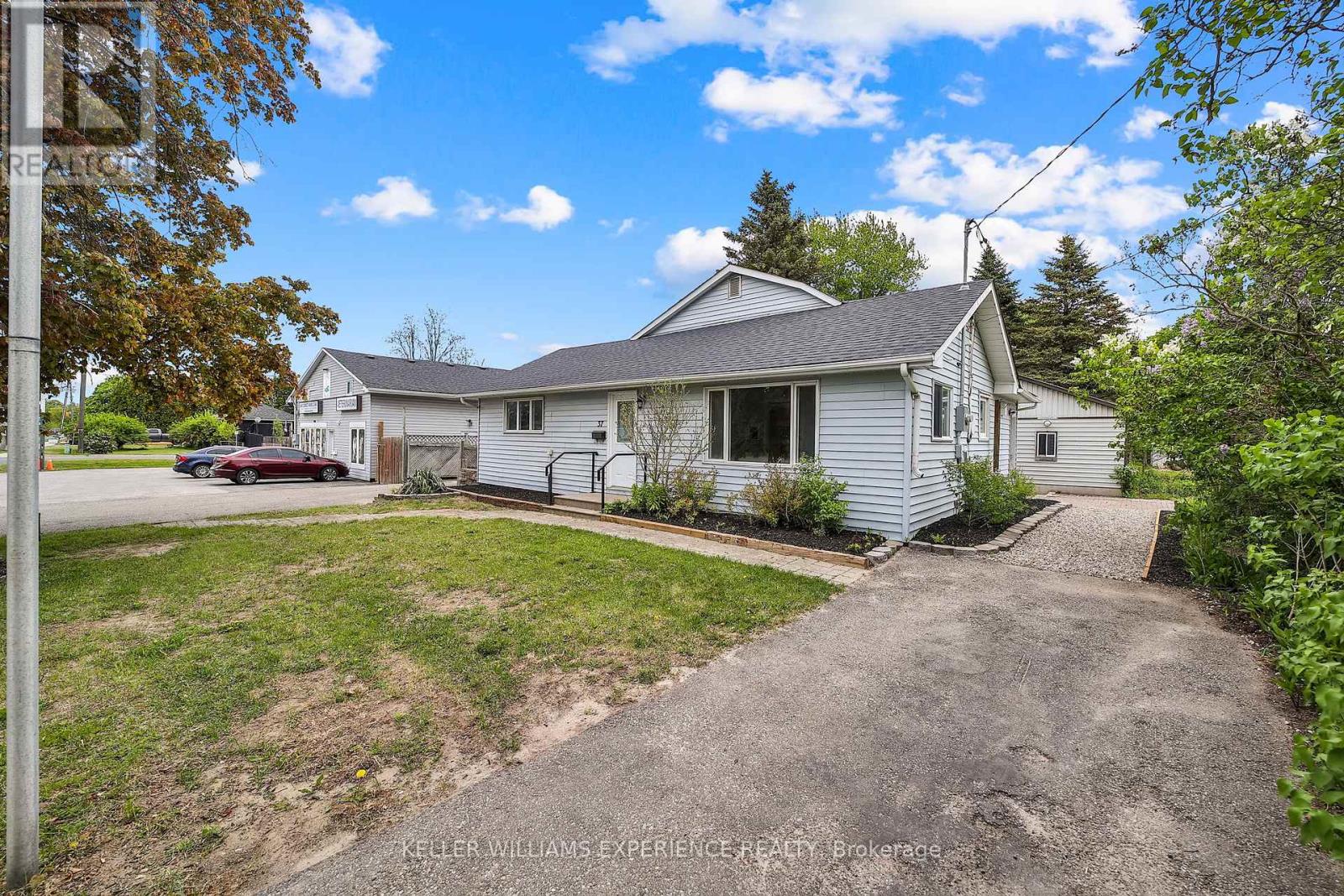 37 Tottenham Rd, New Tecumseth, ON L9R 1J9
