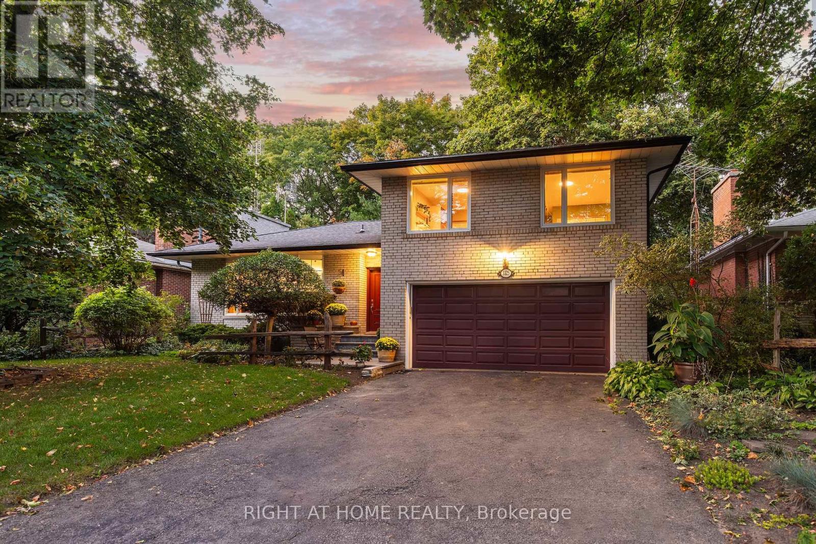 3325 Enniskillen Cir, Mississauga, ON L5C 2M9