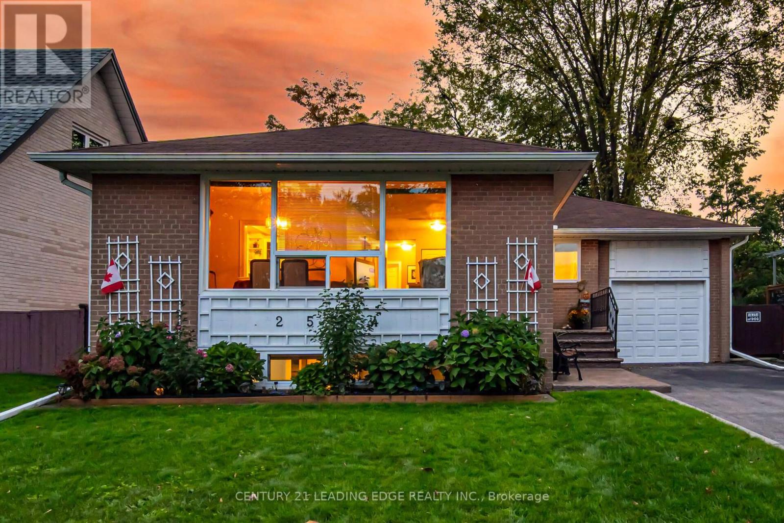 2574 Lundigan Dr, Mississauga, ON L5J 3W1