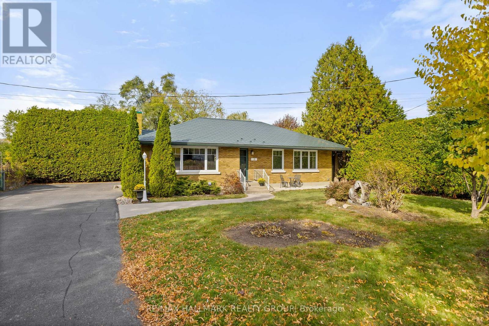18 Kerry Cres, Ottawa, ON K2E 5V6