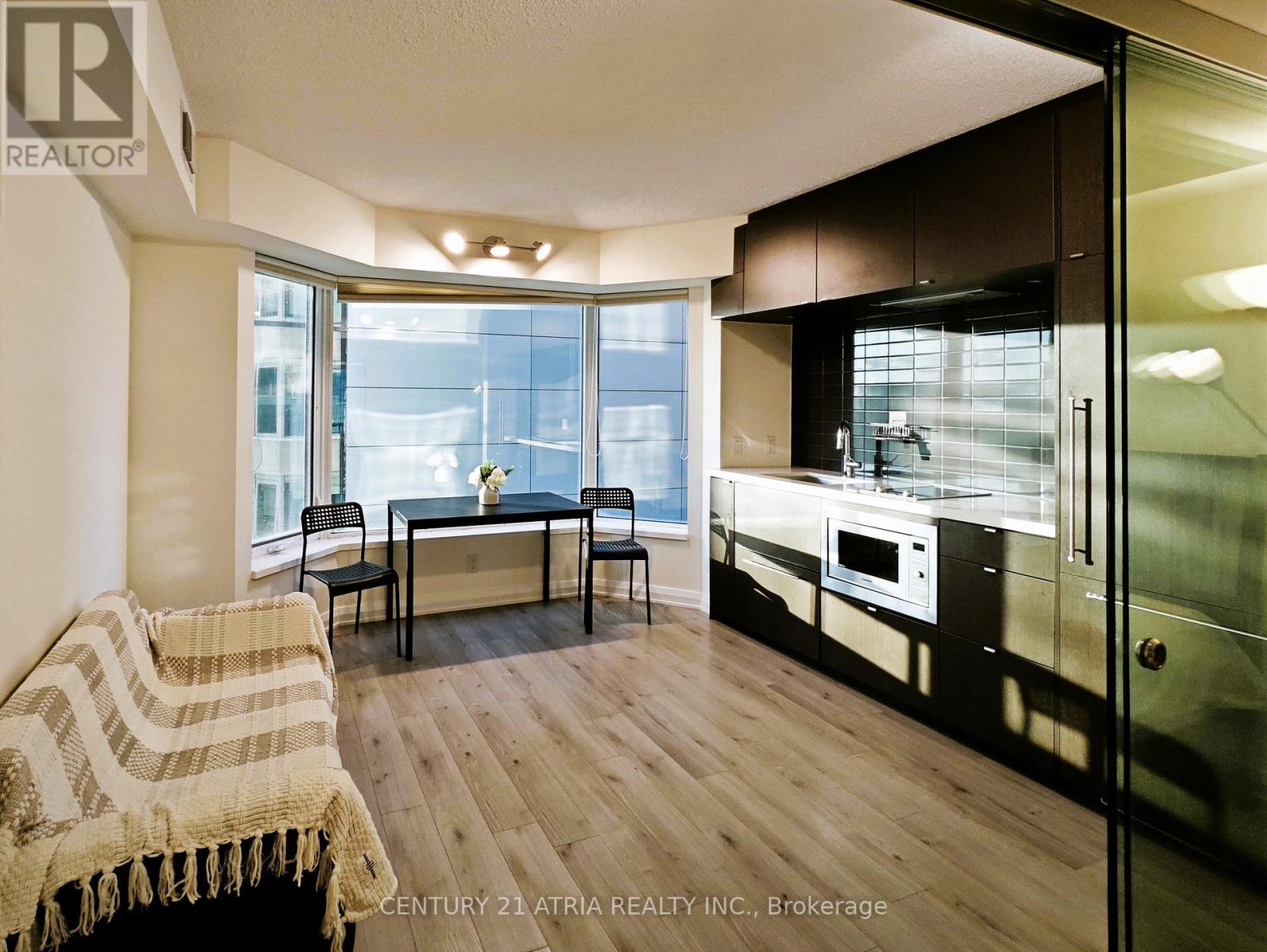 605 155 Yorkville Ave, Toronto, ON M5R 0B4