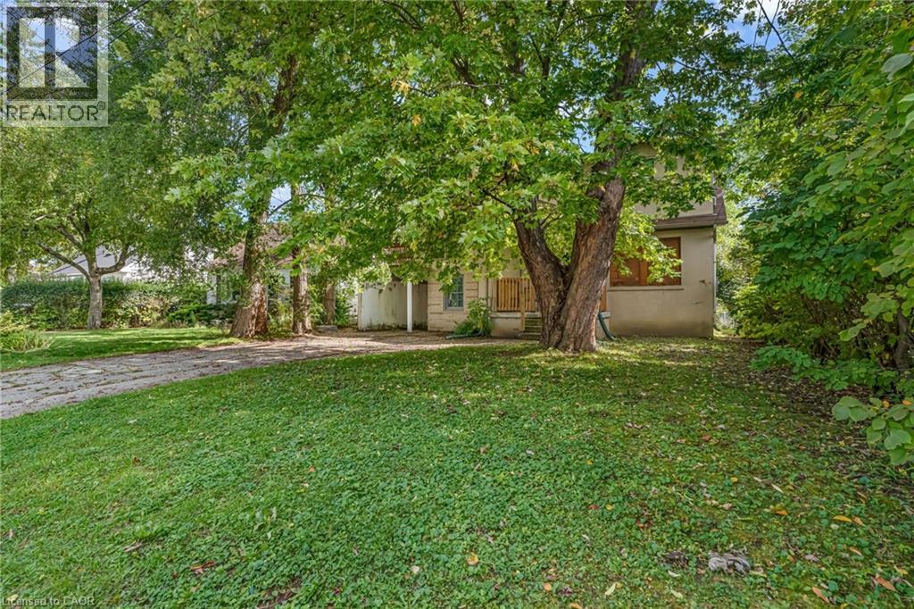 63 Minnewawa Rd, Mississauga, ON L5G 1C6