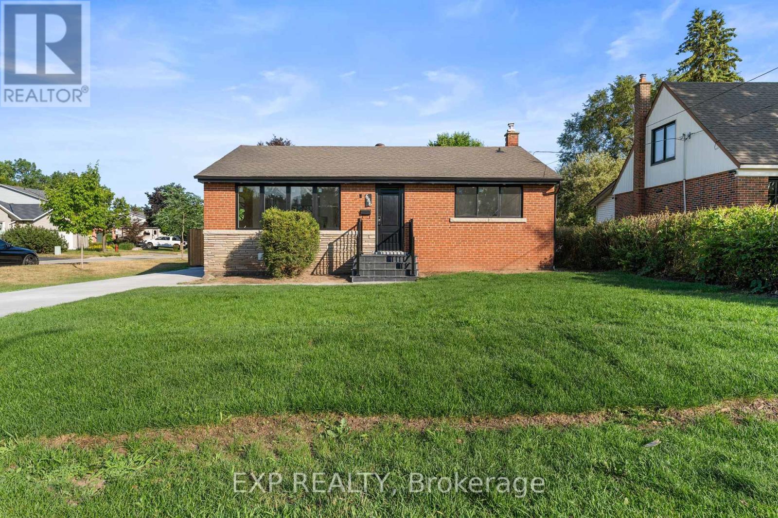 686 Wickens Ave, Burlington, ON L7T 3T2