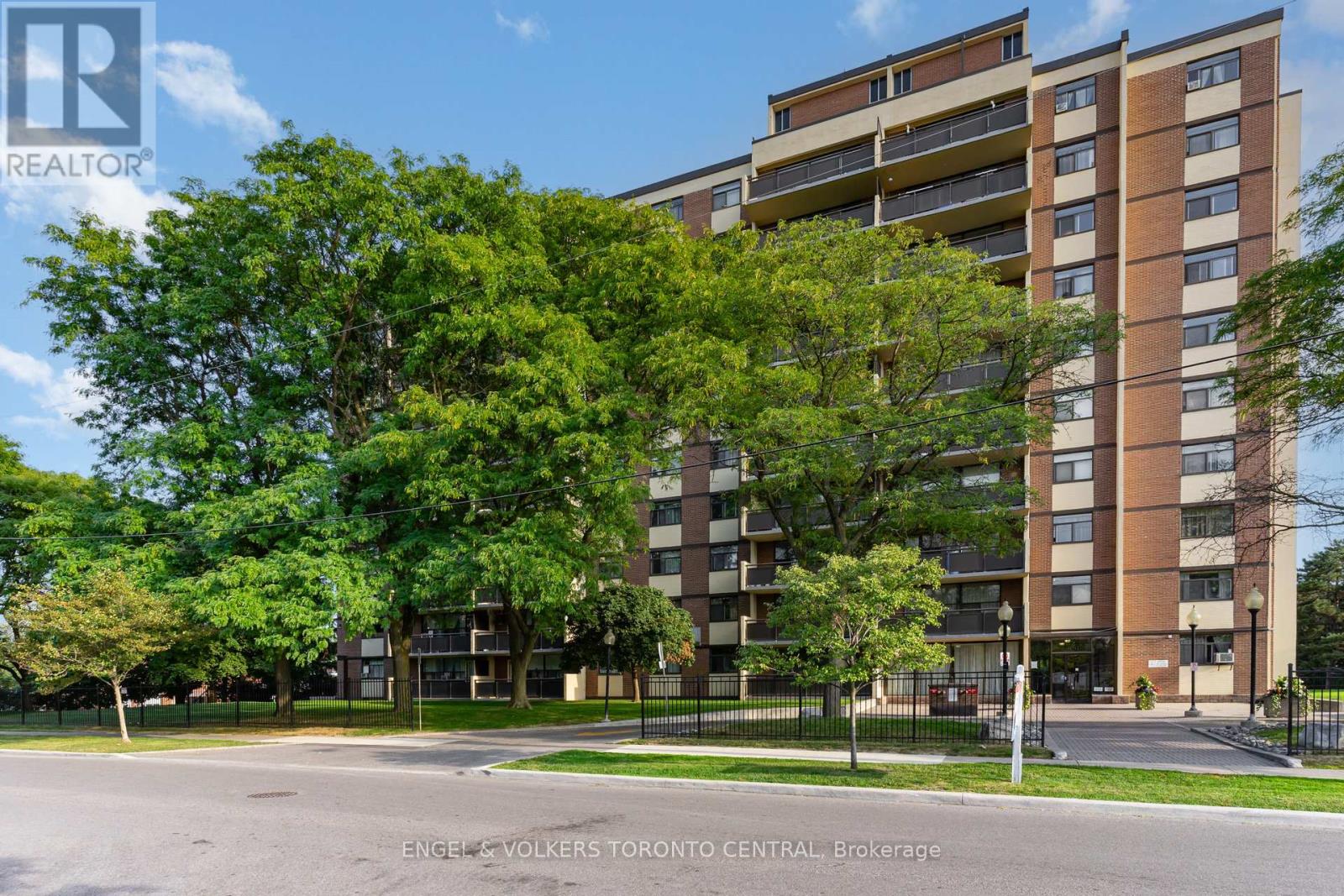 808 5 Frith Rd, Toronto, ON M3N 2L5