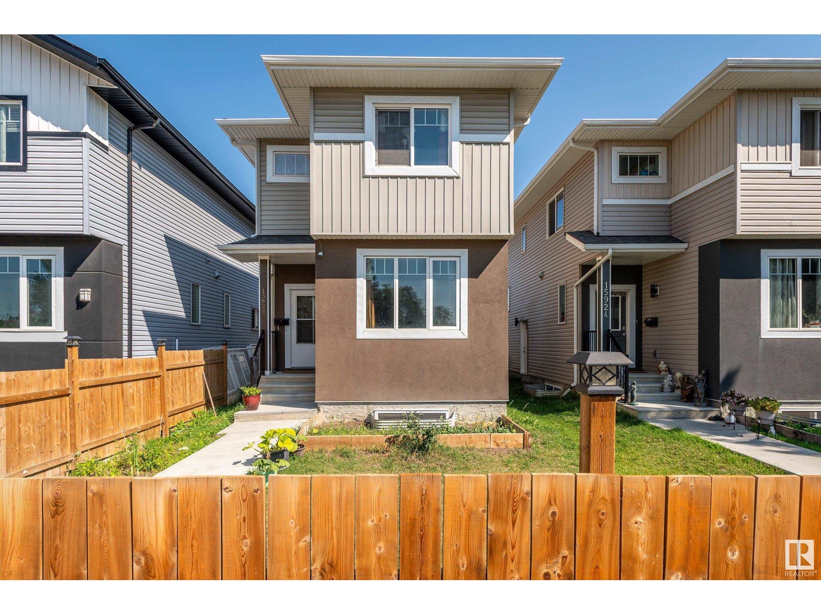 100 Av Nw Unit 15928, Edmonton, AB T5P 0L2