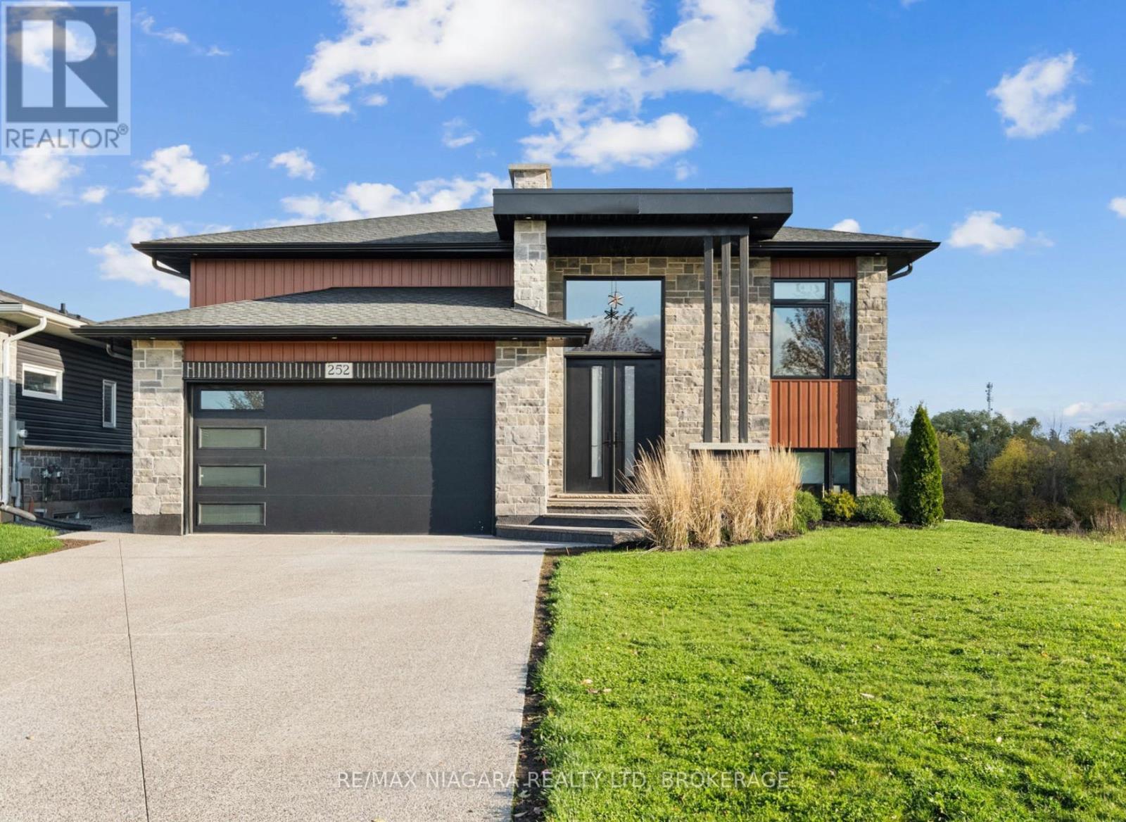 252 Colbeck Dr, Welland, ON L3C 7B2