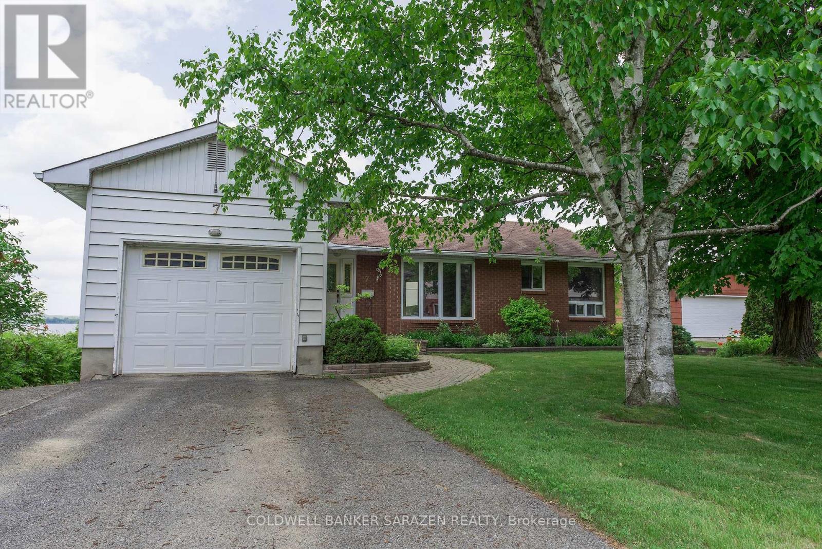 7 Robinson St, Mcnabbraeside, ON K7S 3M4