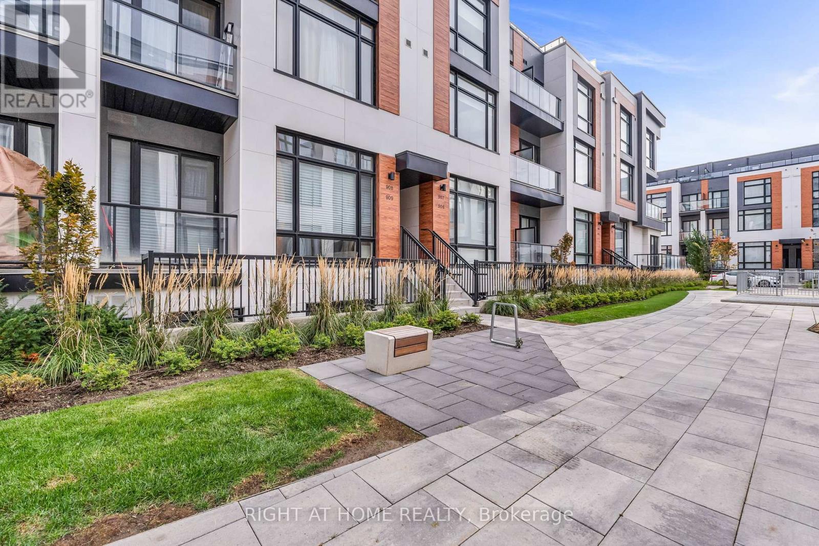 907 2 Steckley House Ln, Richmond Hill, ON L4S 0N4