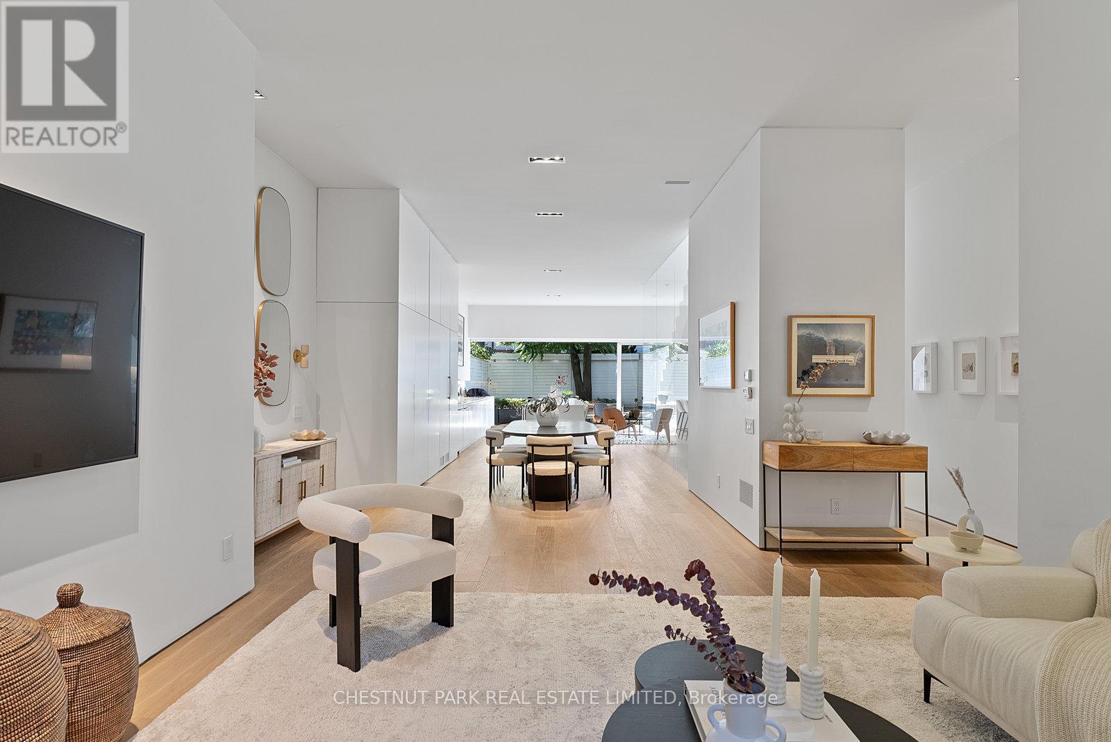 82 Robert St, Toronto, ON M5S 2K3
