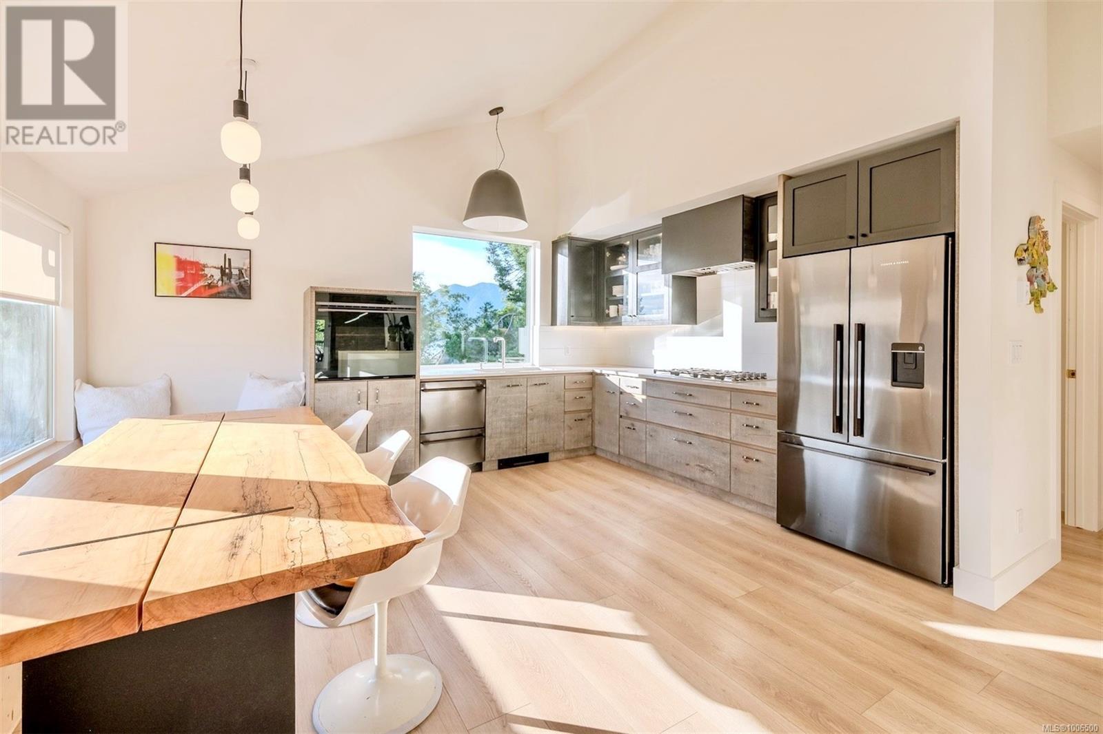 260 Neill St, Tofino, BC V0R 2Z0