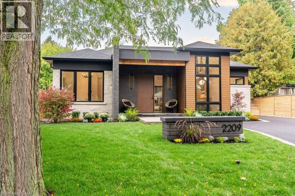 2209 Courtland Dr, Burlington, ON L7R 1S2