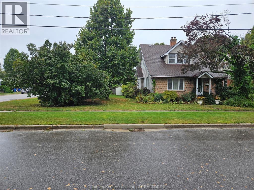 418 Gillard St, Wallaceburg, ON N8A 1N6