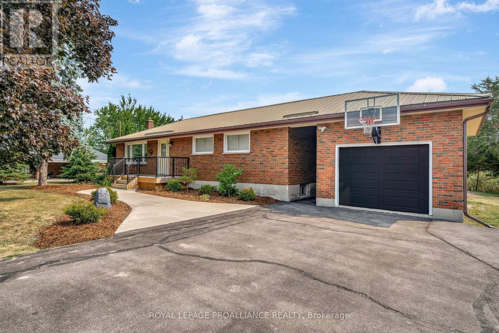 206 Elmwood Dr, Belleville, ON K8N 4Z4