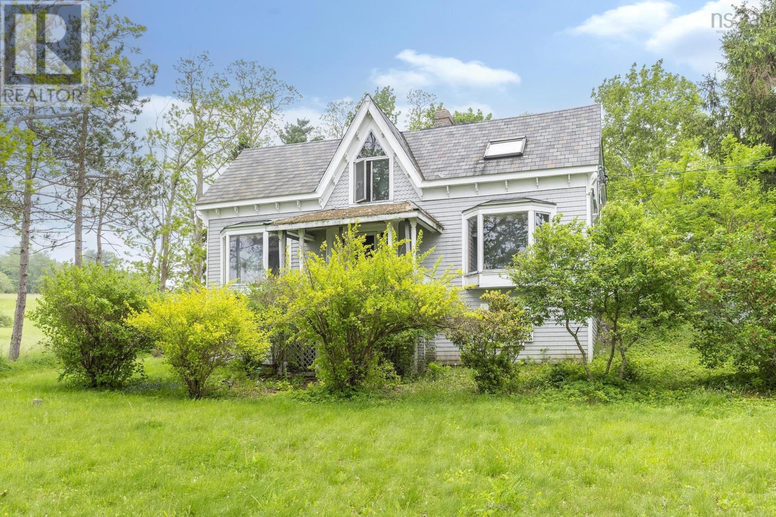 836 Main St, Mahone Bay, NS B0J 2E0