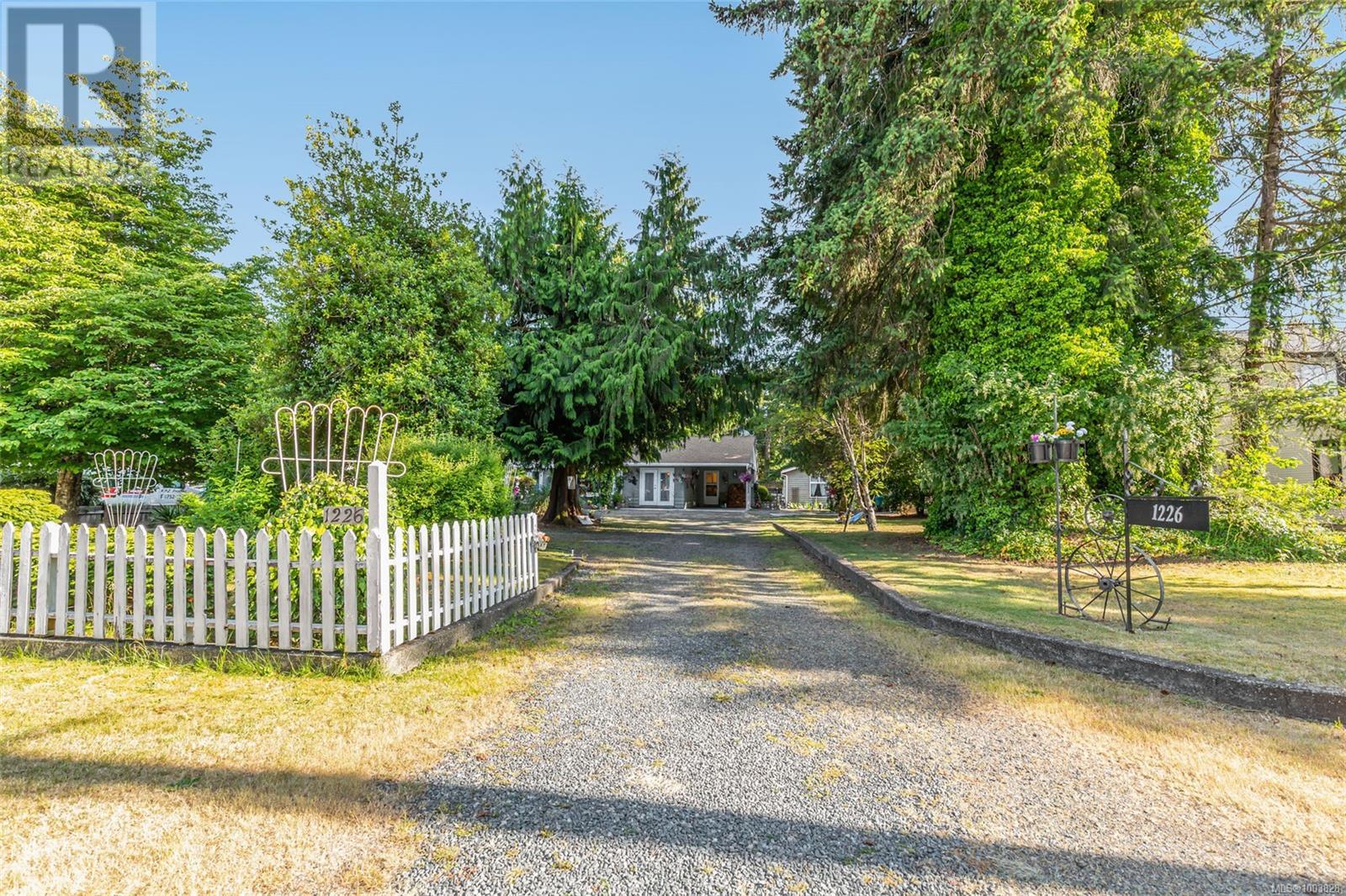 1226 Centre Rd, Qualicum Beach, BC V9K 2G8