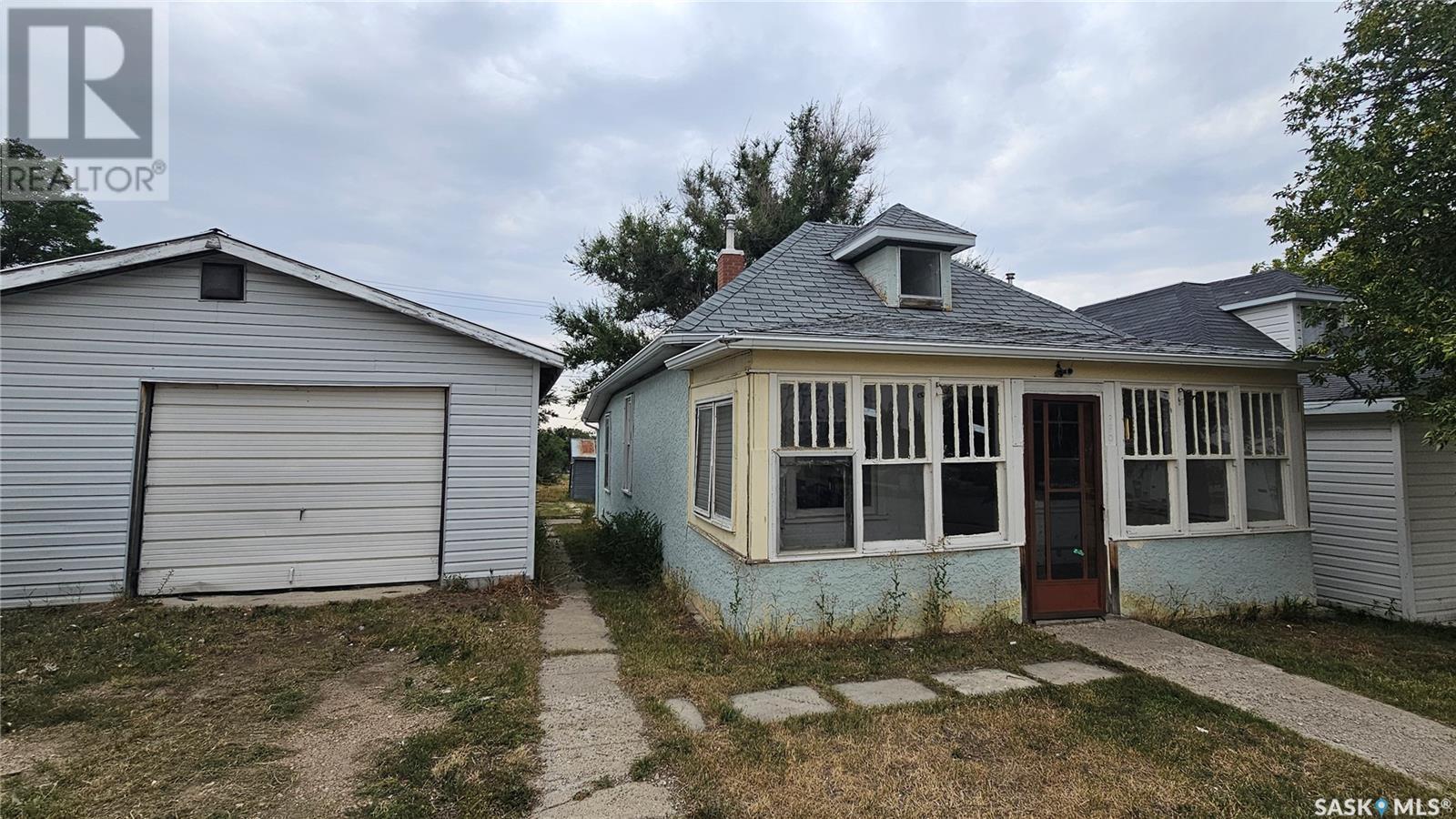 2470 Proton Ave, Gull Lake, SK S0N 1A0