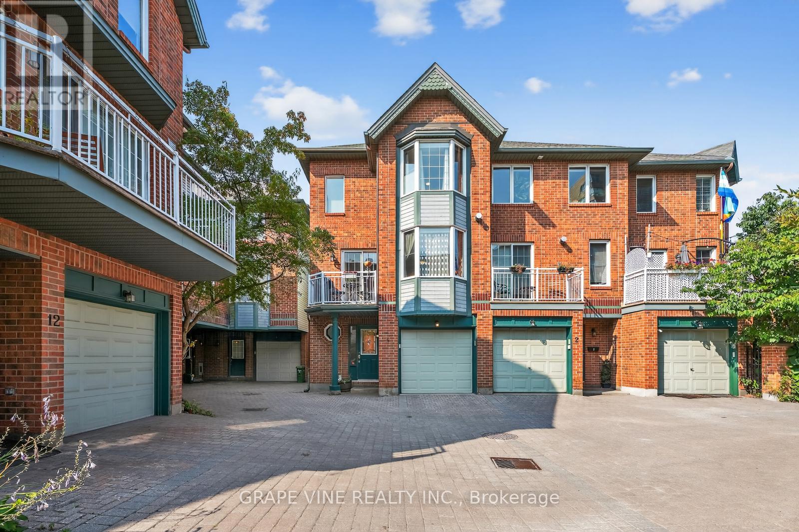 4 Radstock Private, Ottawa, ON K1R 5J8
