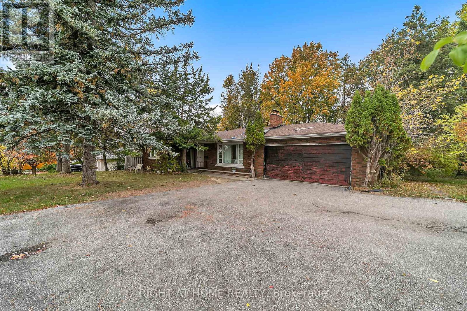 1029 Davis Dr, Newmarket, ON L3Y 2R8