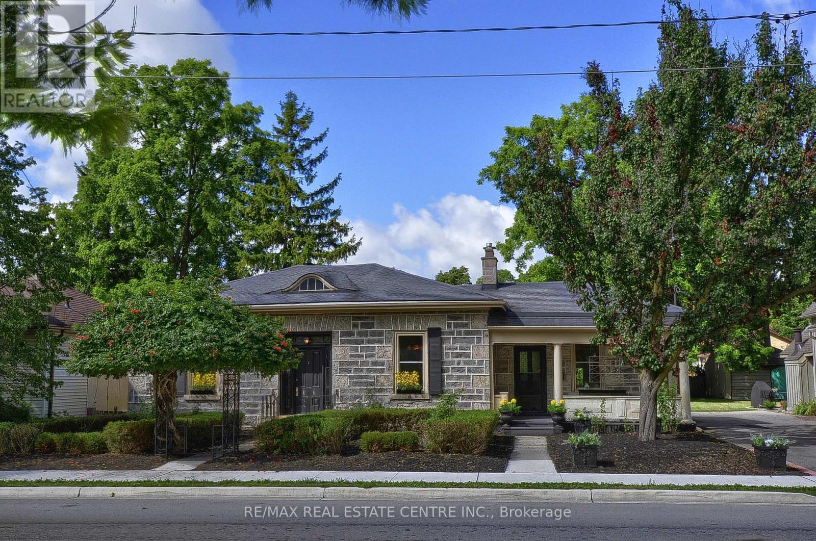 110 Grand Ave S, Cambridge, ON N1S 2M2