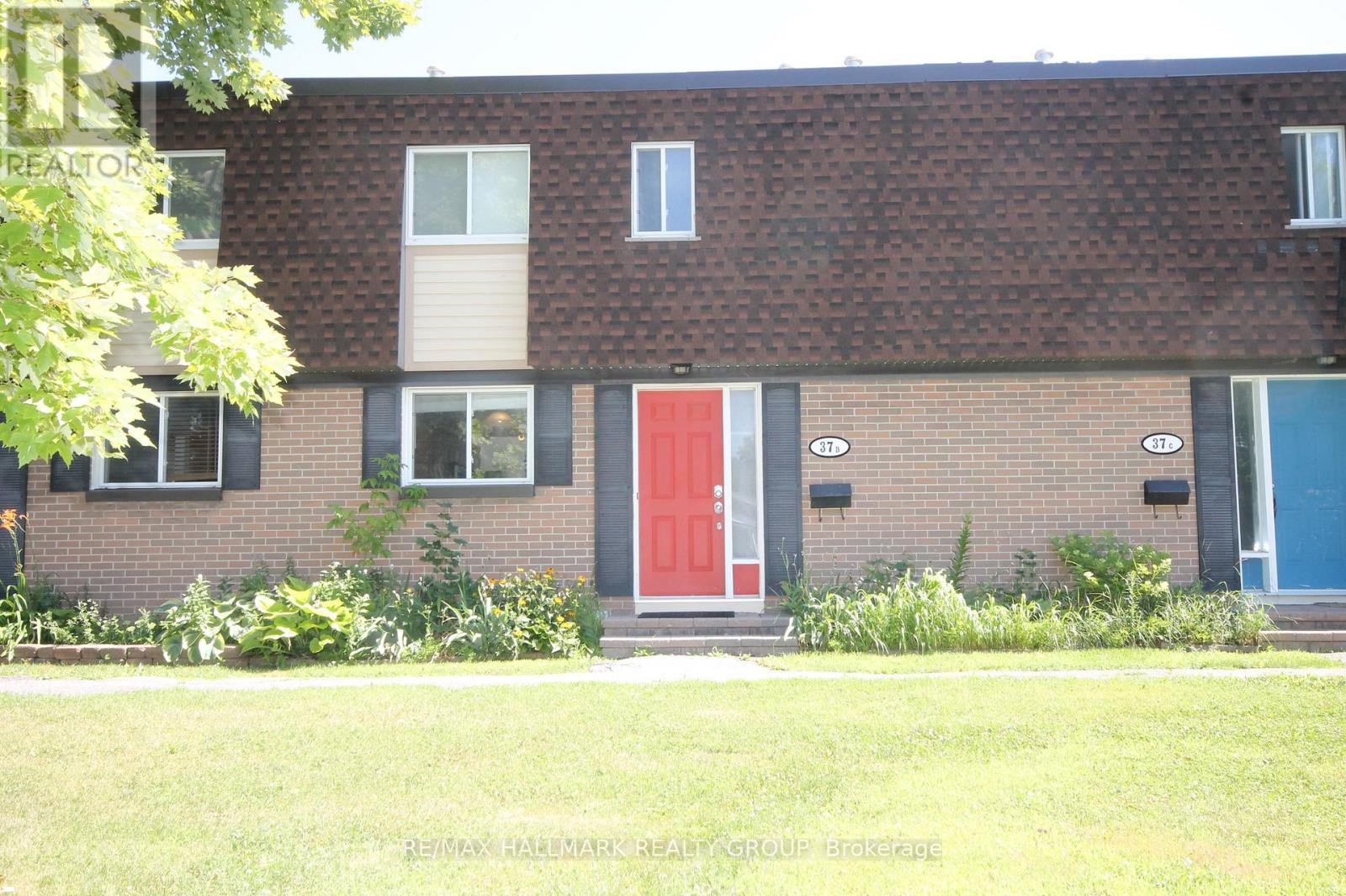 37 B Glenridge Rd, Ottawa, ON K2G 1E4